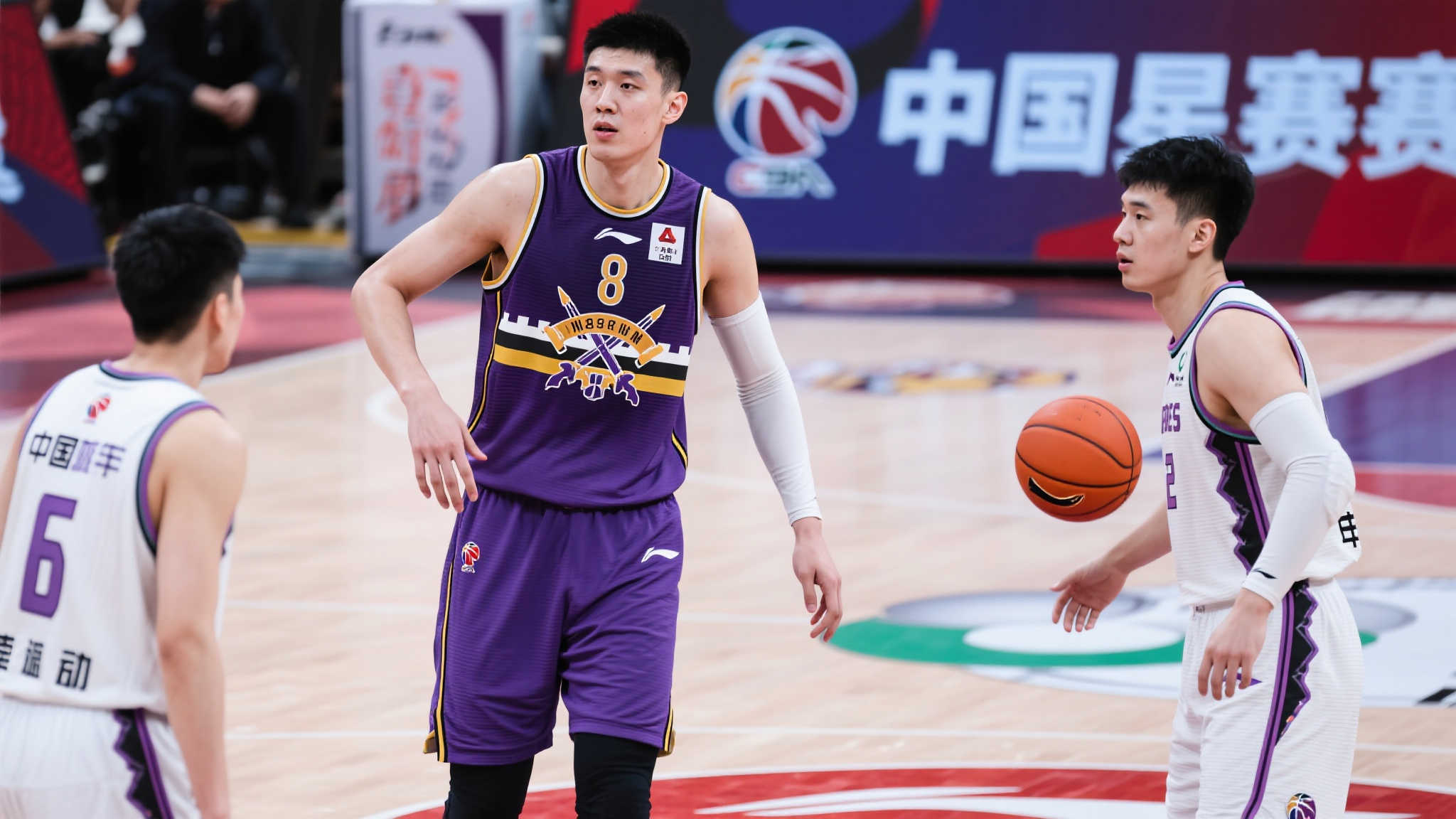 广东力邀陈国豪,二年级新星成交易焦点!北控开出高价筹码曝光 对于这个决定,不少分析认为与北控目前整体战绩低迷、