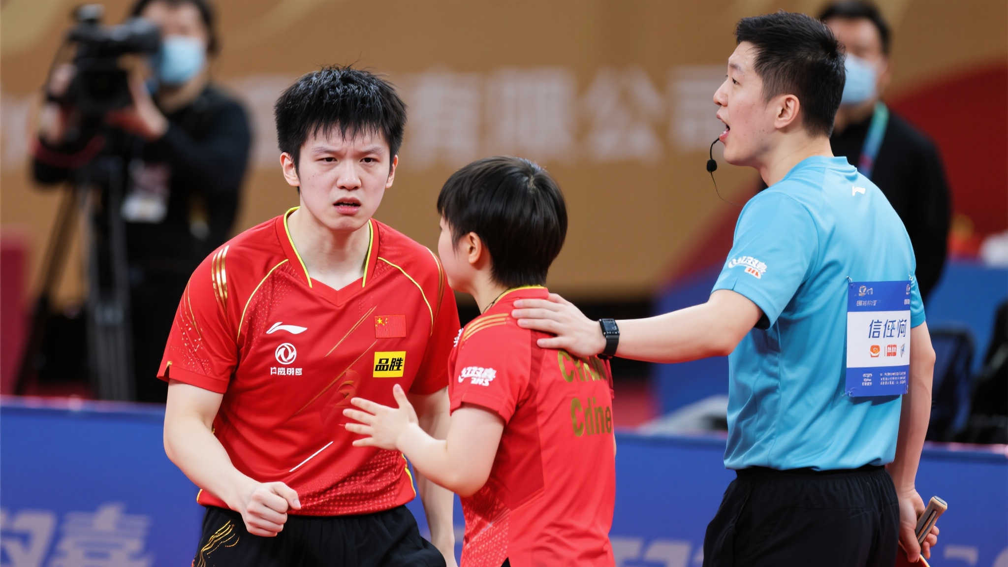 紧张气氛！王楚钦赛后拒交球拍，与裁判对峙，孙颖莎眼神充满担忧